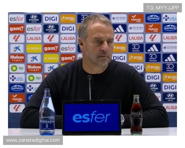 德容盛赞弗里克思路清晰性格平易近人展现独特个性与执教魅力 德容盛赞弗里克思路清晰性格平易近人展现独特个性与执教魅力