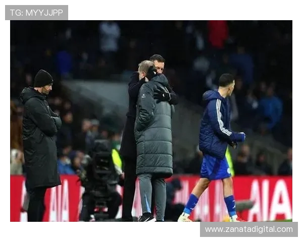 澳波下课后依旧微笑与球迷合影展现豁达心态获球迷支持 澳波下课后依旧微笑与球迷合影展现豁达心态获球迷支持